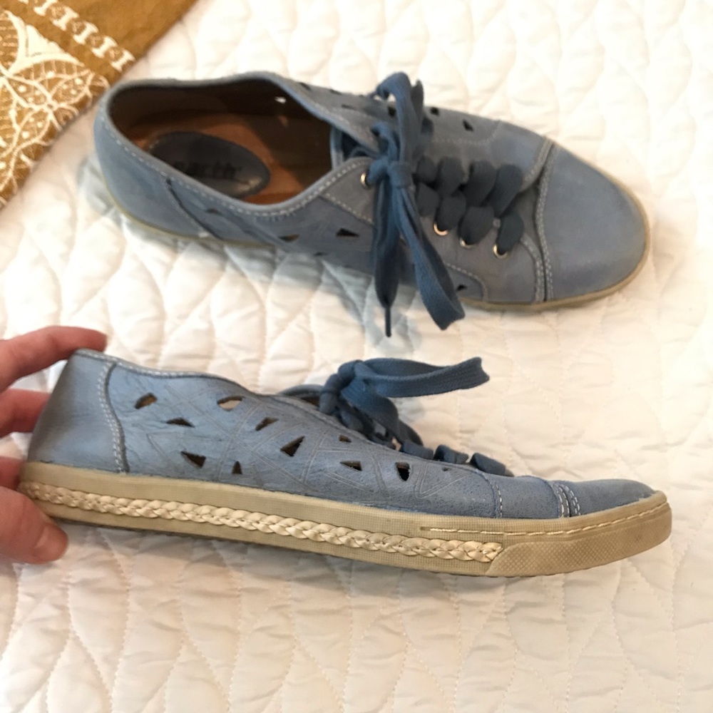 Earth Pomelo Blue Leather Tennis Shoes